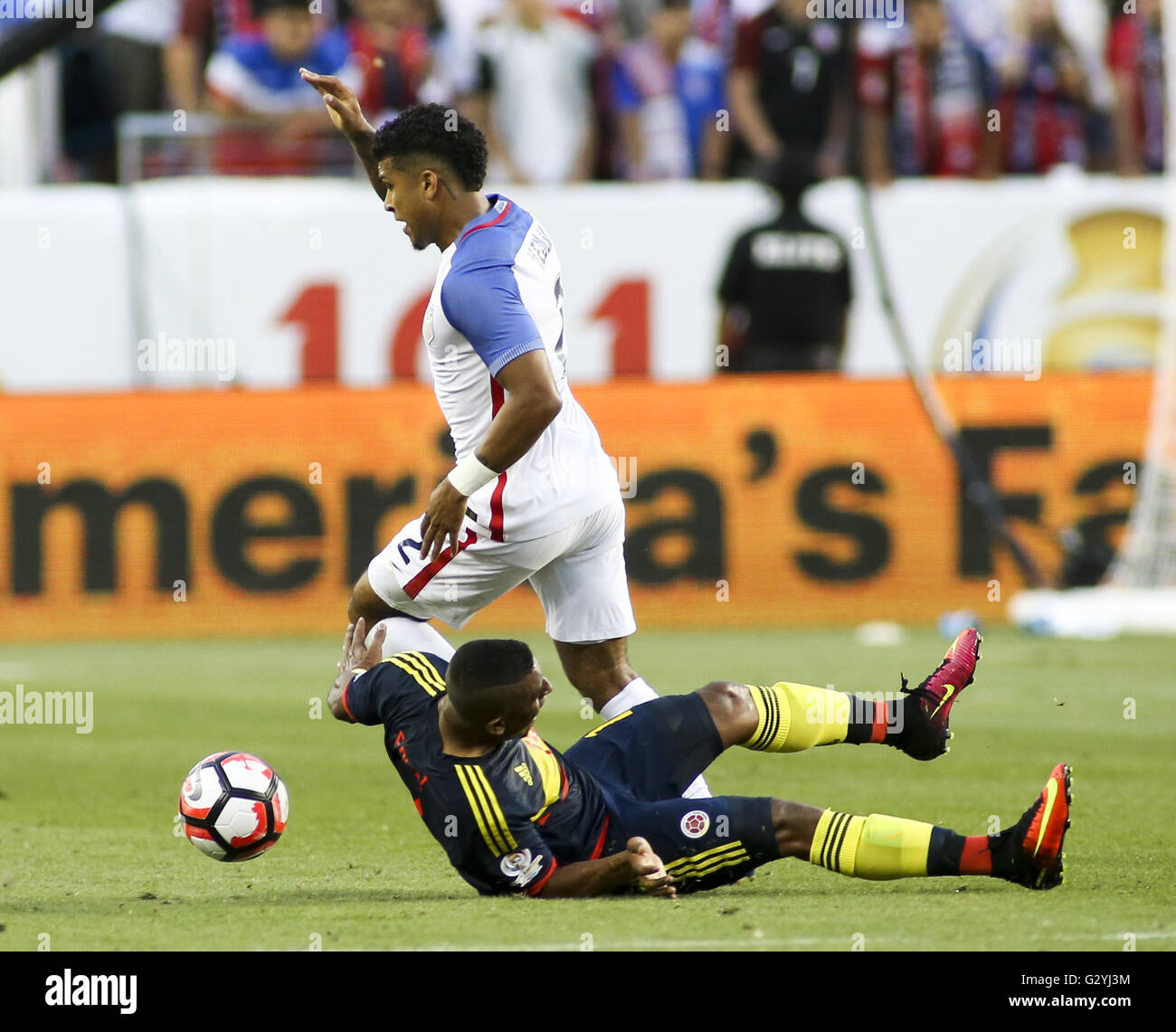 Los Angeles, California, USA. 3rd June, 2016. Colombia defender Farid Diaz and United States defender DeAndre Yedlin in the 2016 Copa America game between United States and Colombia at Levi's Stadium on June 3, 2016 in Santa Clara, California. © Ringo Chiu/ZUMA Wire/Alamy Live News Stock Photo