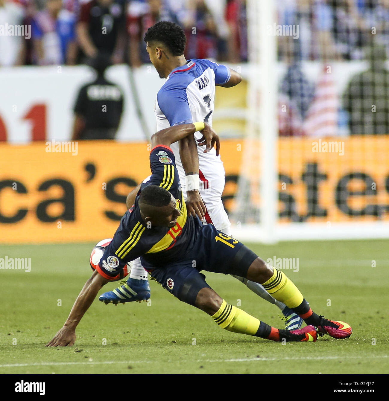 Los Angeles, California, USA. 3rd June, 2016. Colombia defender Farid Diaz and United States defender DeAndre Yedlin in the 2016 Copa America game between United States and Colombia at Levi's Stadium on June 3, 2016 in Santa Clara, California. © Ringo Chiu/ZUMA Wire/Alamy Live News Stock Photo