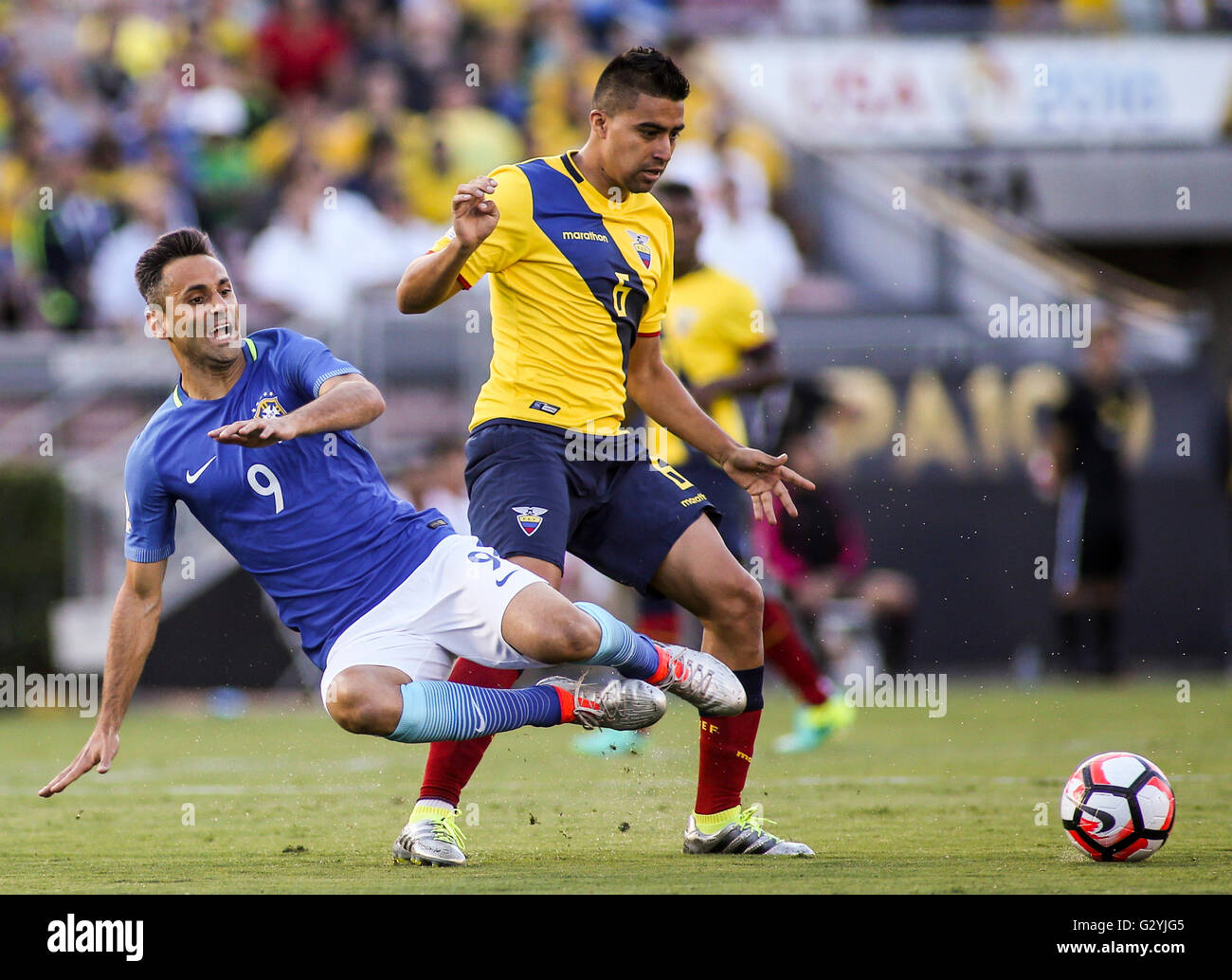 Pasadena, USA. 4th June, 2016. Jonas (L) of Brazil vies with Christian Noboa of Ecuador during their 2016 Copa America Centenario Group B match in Pasadena, the United States, June 4, 2016. The match ended with a 0-0 draw. © Zhao Hanrong/Xinhua/Alamy Live News Stock Photo