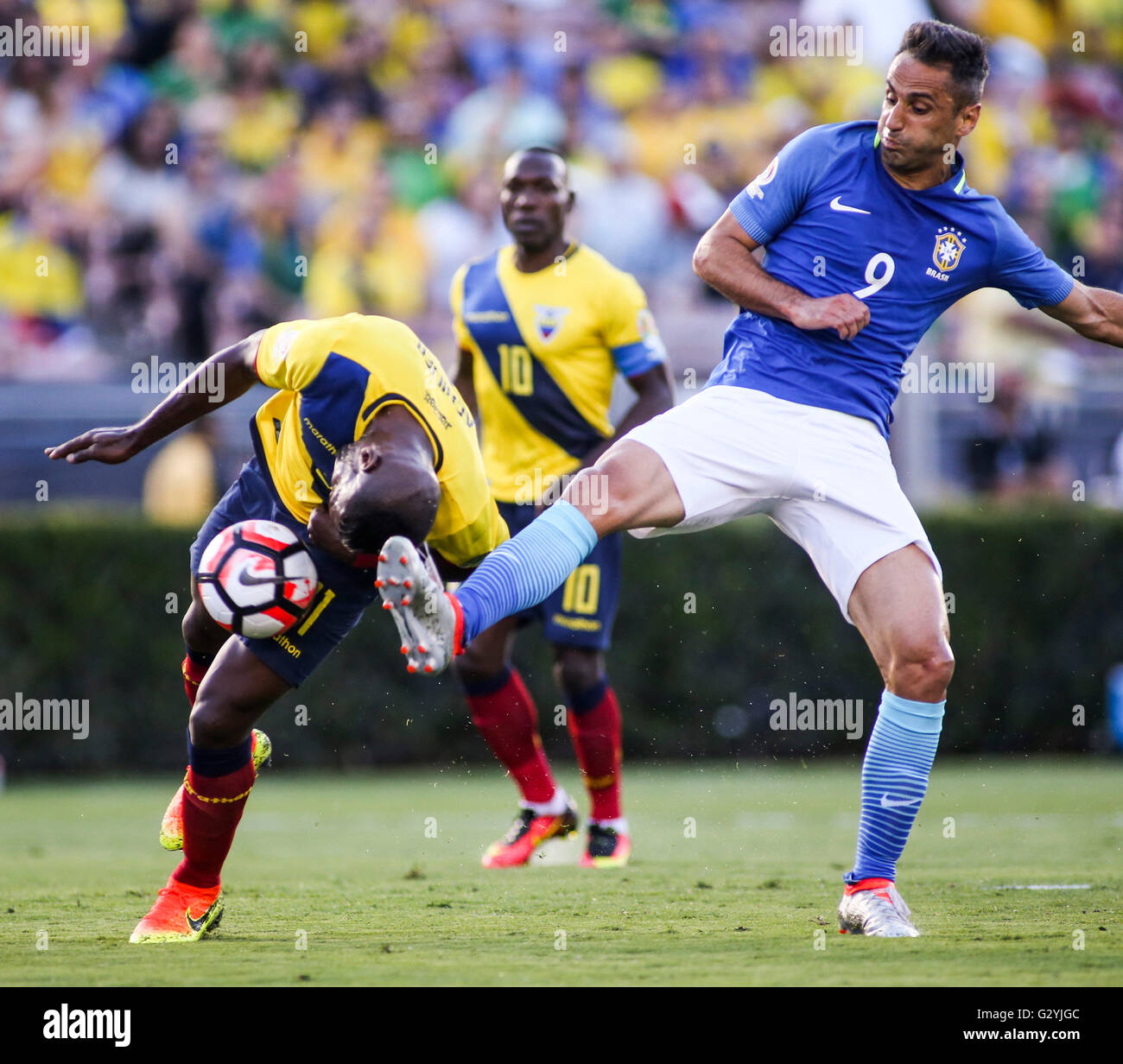 Pasadena, USA. 4th June, 2016. Gabriel Achilier (L) of Ecuador vies with Jonas of Brazil during their 2016 Copa America Centenario Group B match in Pasadena, the United States, June 4, 2016. The match ended with a 0-0 draw. © Zhao Hanrong/Xinhua/Alamy Live News Stock Photo