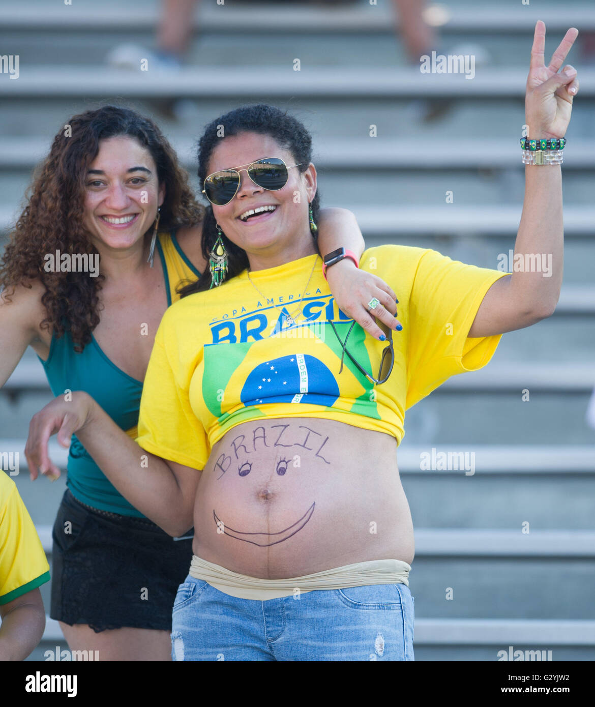 Pasadena, USA. 4th June, 2016. Supporters of Brazil cheer the team ahead of the 2016 Copa America Centenario Group B match against Ecuador in Pasadena, the United States, June 4, 2016. The match ended with a 0-0 draw. © Yang Lei/Xinhua/Alamy Live News Stock Photo