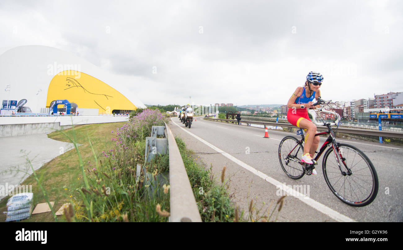 Aviles, Spain. 4th June, 2016. A Spanish athlete rides on bike during the paradhuatlon category of 2016 Aviles ITU Duathlon World Championships at Center Niemeyer on June 4, 2016 in Aviles, Spain. Credit: David Gato/Alamy Live News Stock Photo