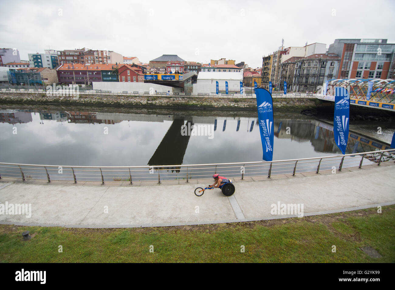 Aviles, Spain. 4th June, 2016. An athlete runs during the paradhuatlon category of 2016 Aviles ITU Duathlon World Championships at Center Niemeyer on June 4, 2016 in Aviles, Spain. Credit: David Gato/Alamy Live News Stock Photo