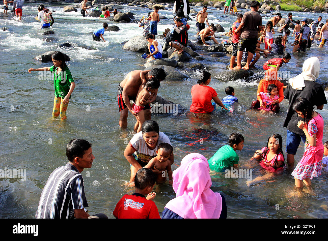 West Sumatra, Indonesia. 5th June, 2016. Indonesian muslims take bath in a river ahead of the Islamic month of Ramadan in West Sumatra, Indonesia, June 5, 2016. © Andri Mardiansyah/Xinhua/Alamy Live News Stock Photo