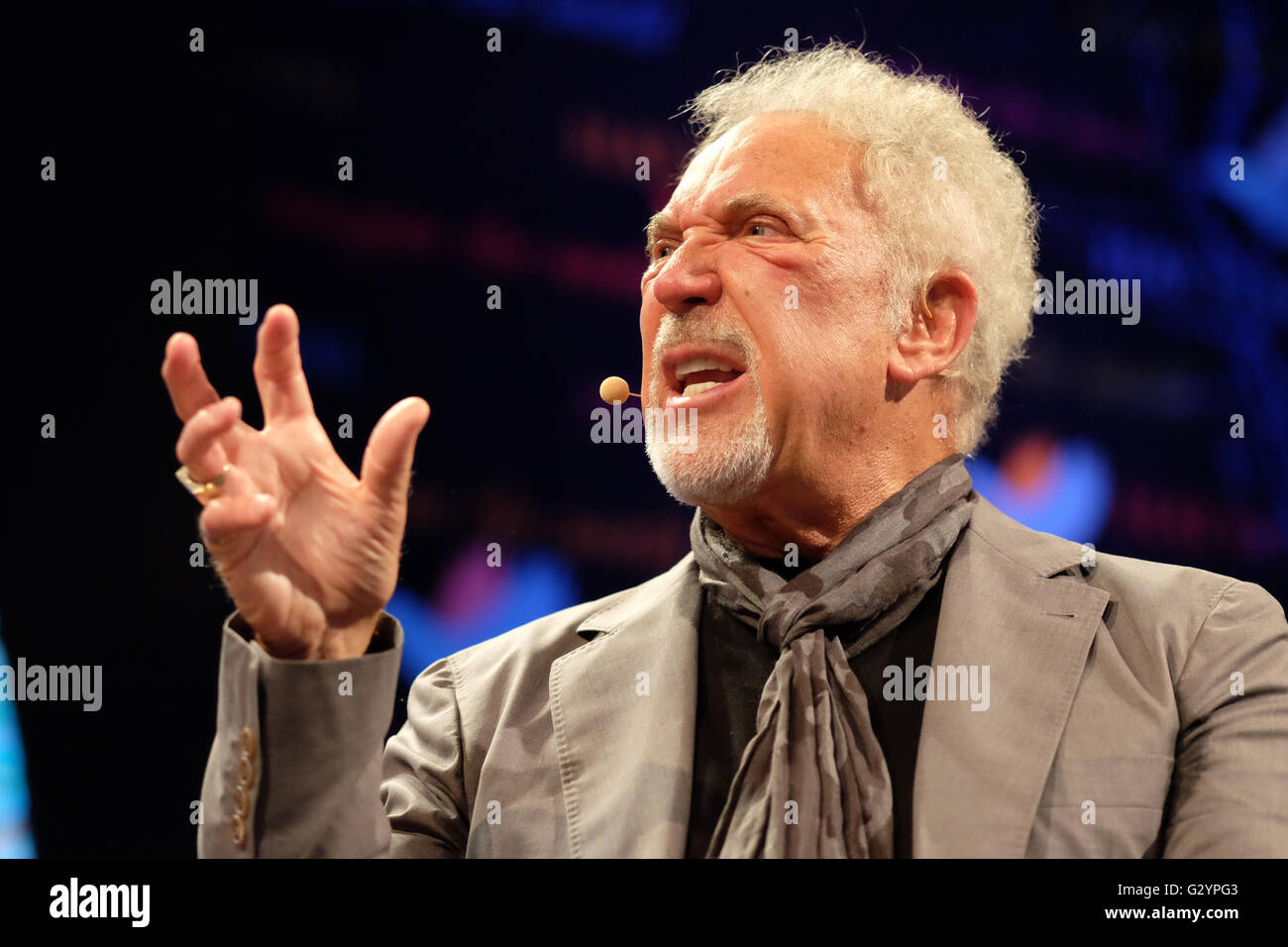Hay Festival, Wales, UK - June 2016 -  Tom Jones on stage at the Hay Book Festival before a sell out audience to talk about his life and his book Over the Top and Back. This was Tom's first public appearance since the recent death of his wife. At times Tom found the event quiet emotional as he recalled his wife and early life. Photograph Steven May / Alamy Live News Stock Photo