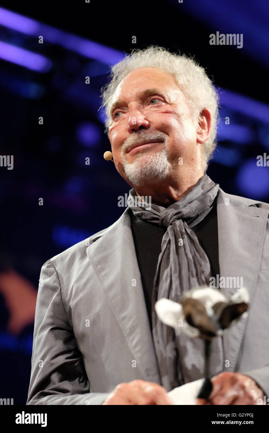 Tom Jones at Hay Festival, Wales, UK - June 2016 -  Tom Jones on stage at the Hay Festival to talk about his life and his book Over the Top and Back. This is Tom's first public appearance since the recent death of his wife. Photograph Steven May / Alamy Live News Stock Photo