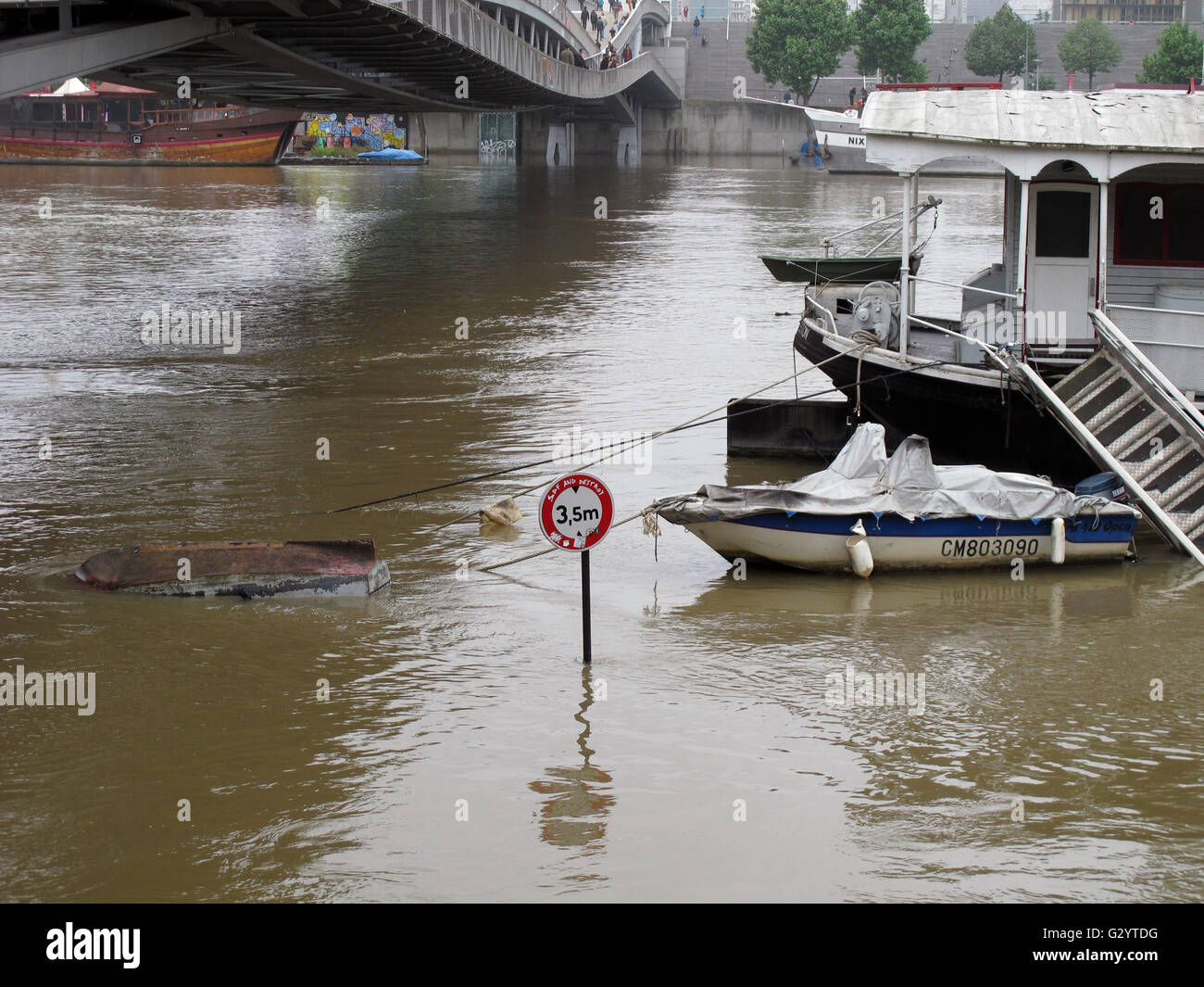 Paris, France. 05th June, 2016. Passerelle Simone de Beauvoir, Quai Francois Mauriac, flood of the Seine river, June 5, 2016, Paris, France Credit:  claude thibault/Alamy Live News Stock Photo