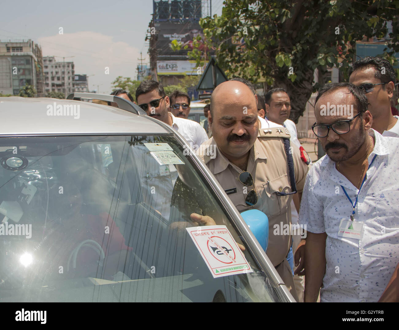 Guwahati, Assam, India. 5th June, 2016. On the occasion of World Envrionment Day, P J Goswami, Deputy Commissonner of Police ( Traffic ); takes part in awareness drive carried out by Association of Architect, Assam to minimize sound pollution by avoiding unnecessary honking while driving. At Guwahati on 05-06-16. © Vikramjit Kakati/ZUMA Wire/Alamy Live News Stock Photo