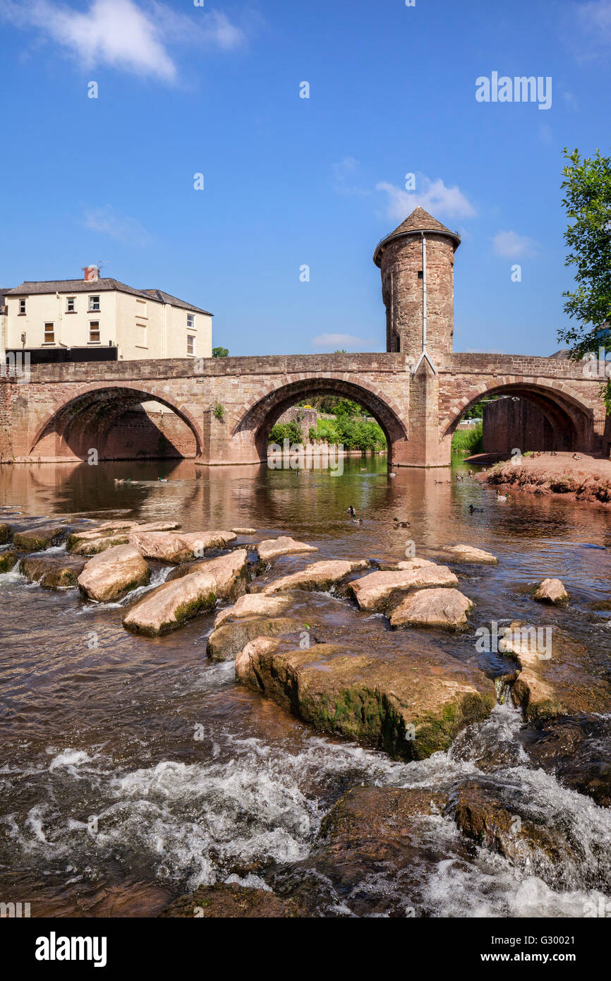 The Monnow Bridge across the River Monnow with its gatehouse on the bridge, Monmouth, Monmouthshire, Wales, UK Stock Photo