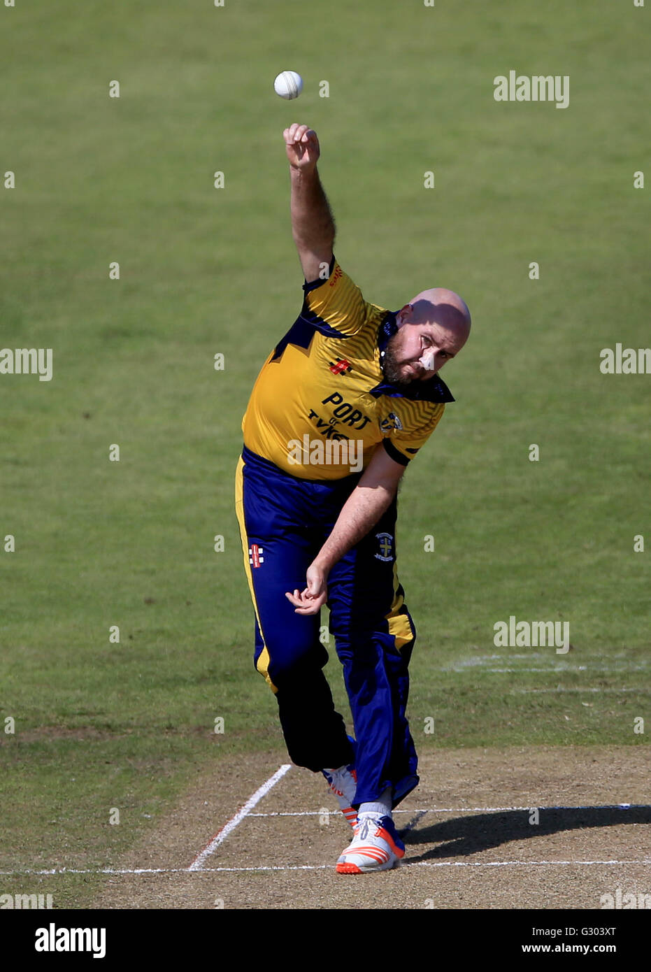 Durham's Chris Rushworth bowls during the Royal London One-Day Cup match at Grace Road, Leicester. PRESS ASSOCIATION Photo. Picture date: Sunday June 5, 2016. See PA story CRICKET Leicestershire. Photo credit should read: Tim Goode/PA Wire. Stock Photo