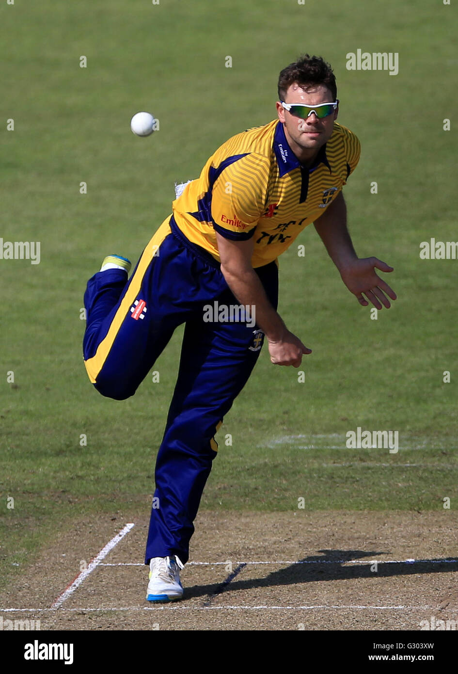 Durham's Ryan Pringle bowls during the Royal London One-Day Cup match at Grace Road, Leicester. PRESS ASSOCIATION Photo. Picture date: Sunday June 5, 2016. See PA story CRICKET Leicestershire. Photo credit should read: Tim Goode/PA Wire. Stock Photo