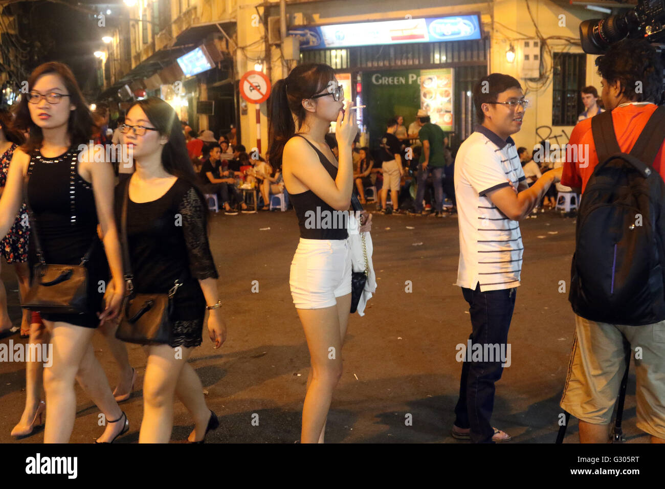 Vietnamese girls smoking walking Bia Corner Stock Photo - Alamy