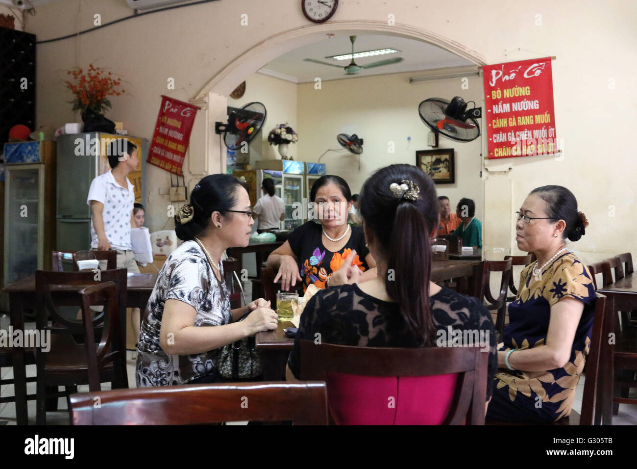 Middle aged cafe hi-res stock photography and images - Alamy