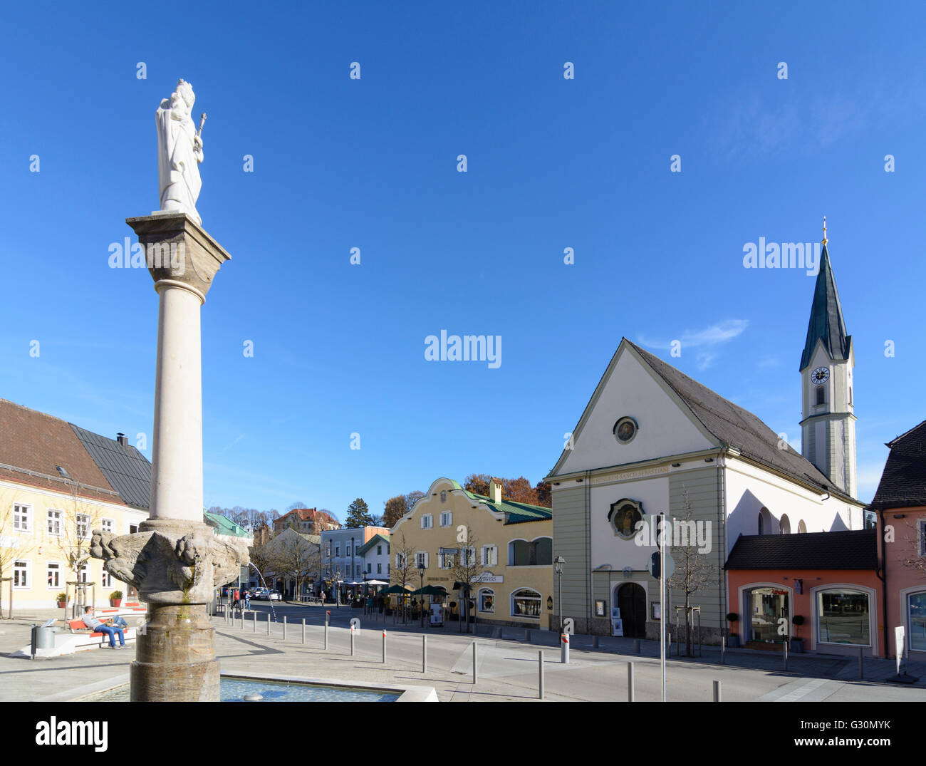 Marienplatz with Mariensäule , the former castle Prantshausen and Sebastianikirche, Germany, Bayern, Bavaria, Bad Aibling Stock Photo