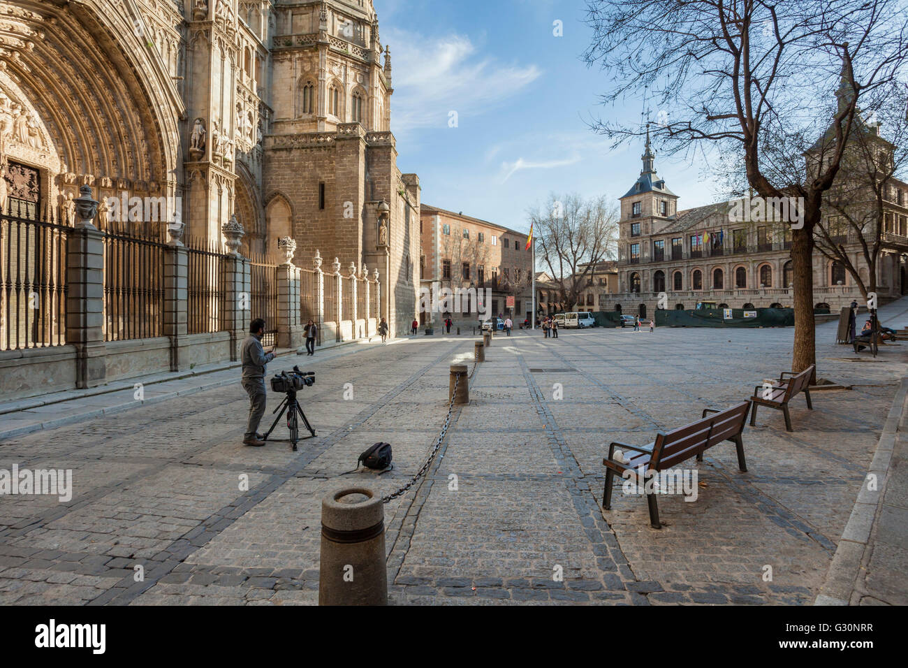 Los conciertos en la nueva normalidad - Página 3 Plaza-del-ayuntamiento-at-toledo-cathedral-spain-G30NRR