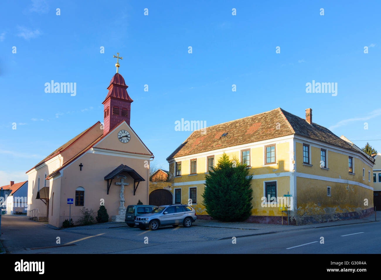 Village Obernalb with church Mariahilf, Austria, Niederösterreich, Lower Austria, Weinviertel, Retz Stock Photo