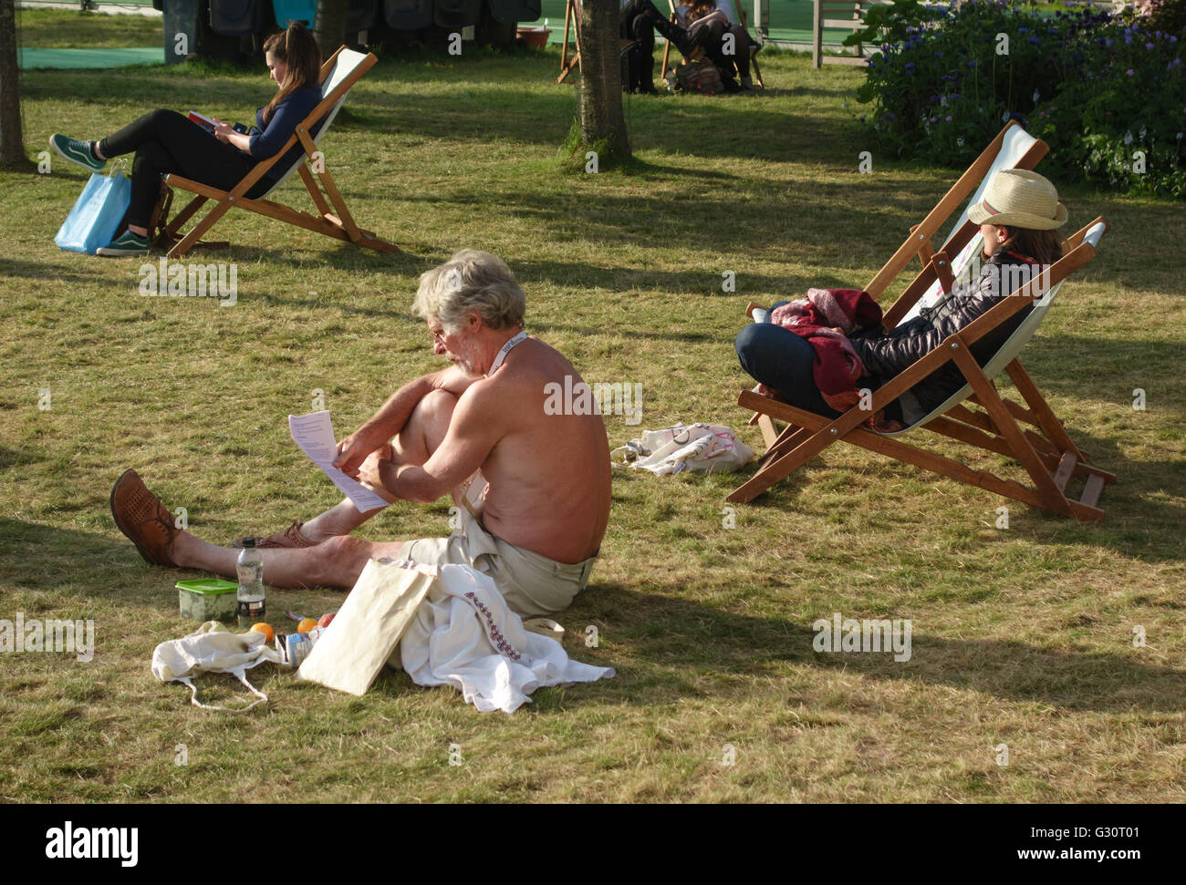 Hay-on-Wye, Wales, UK. Visitors enjoying the fine summer weather at the 2016 Hay Festival of Literature & the Arts Stock Photo