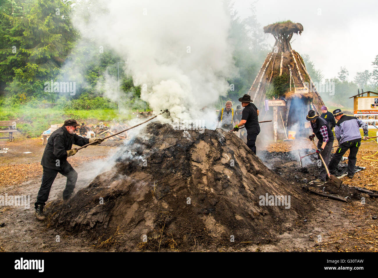 Running, burning, of a traditional charcoal kiln in WinterbergZüschen
