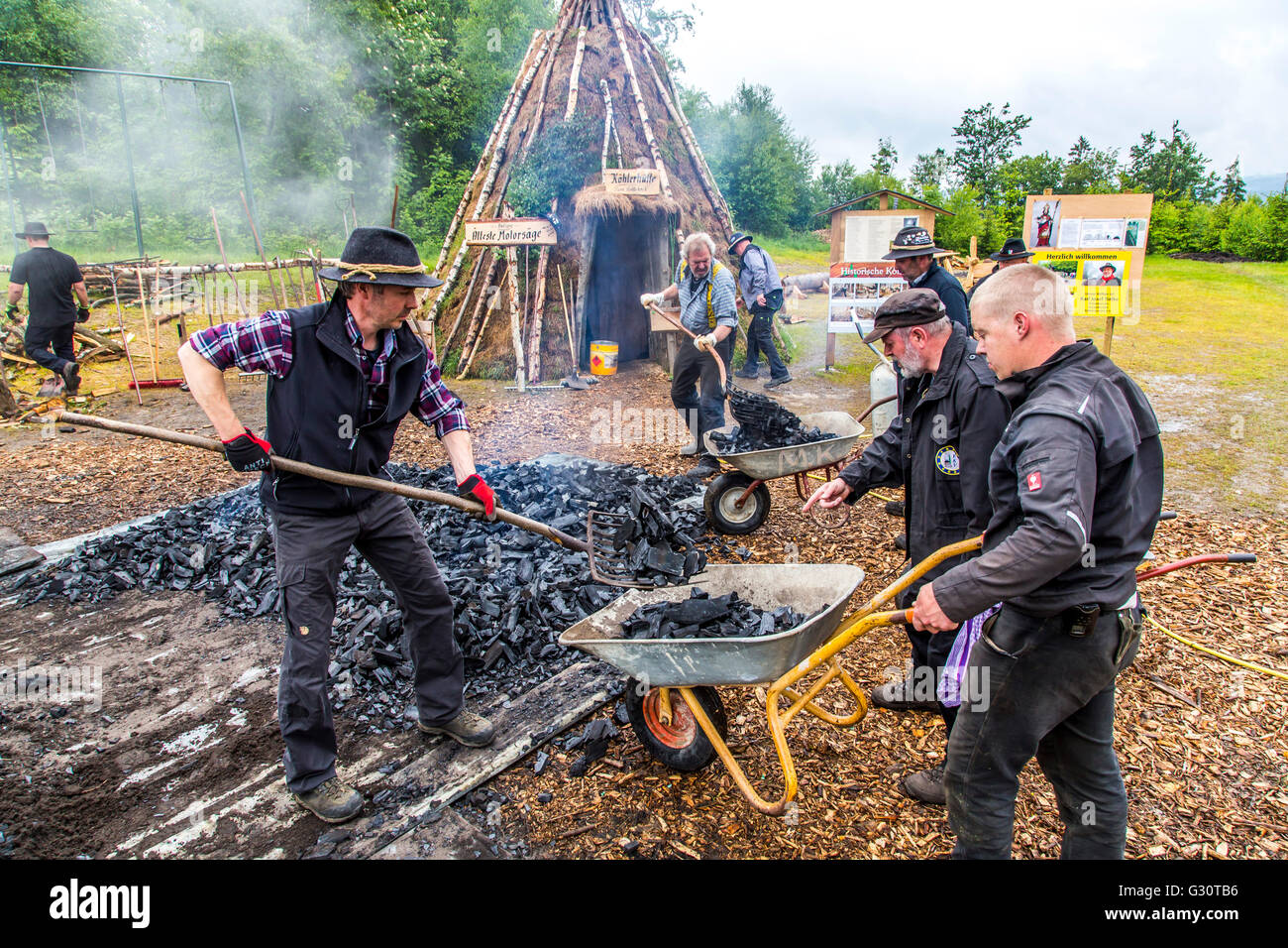 Running, burning, of a traditional charcoal kiln in WinterbergZüschen
