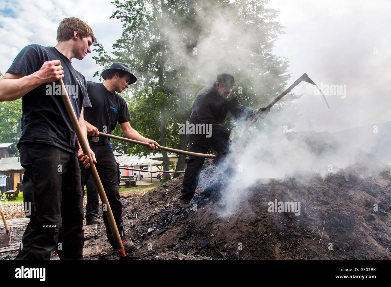 Running, burning, of a traditional charcoal kiln in WinterbergZüschen