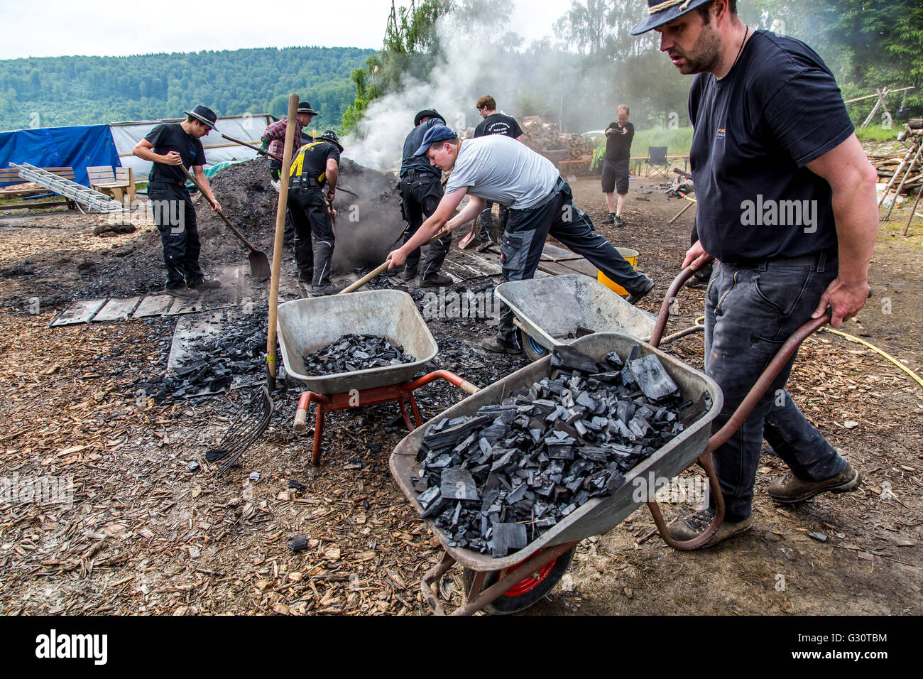Running, burning, of a traditional charcoal kiln in WinterbergZüschen