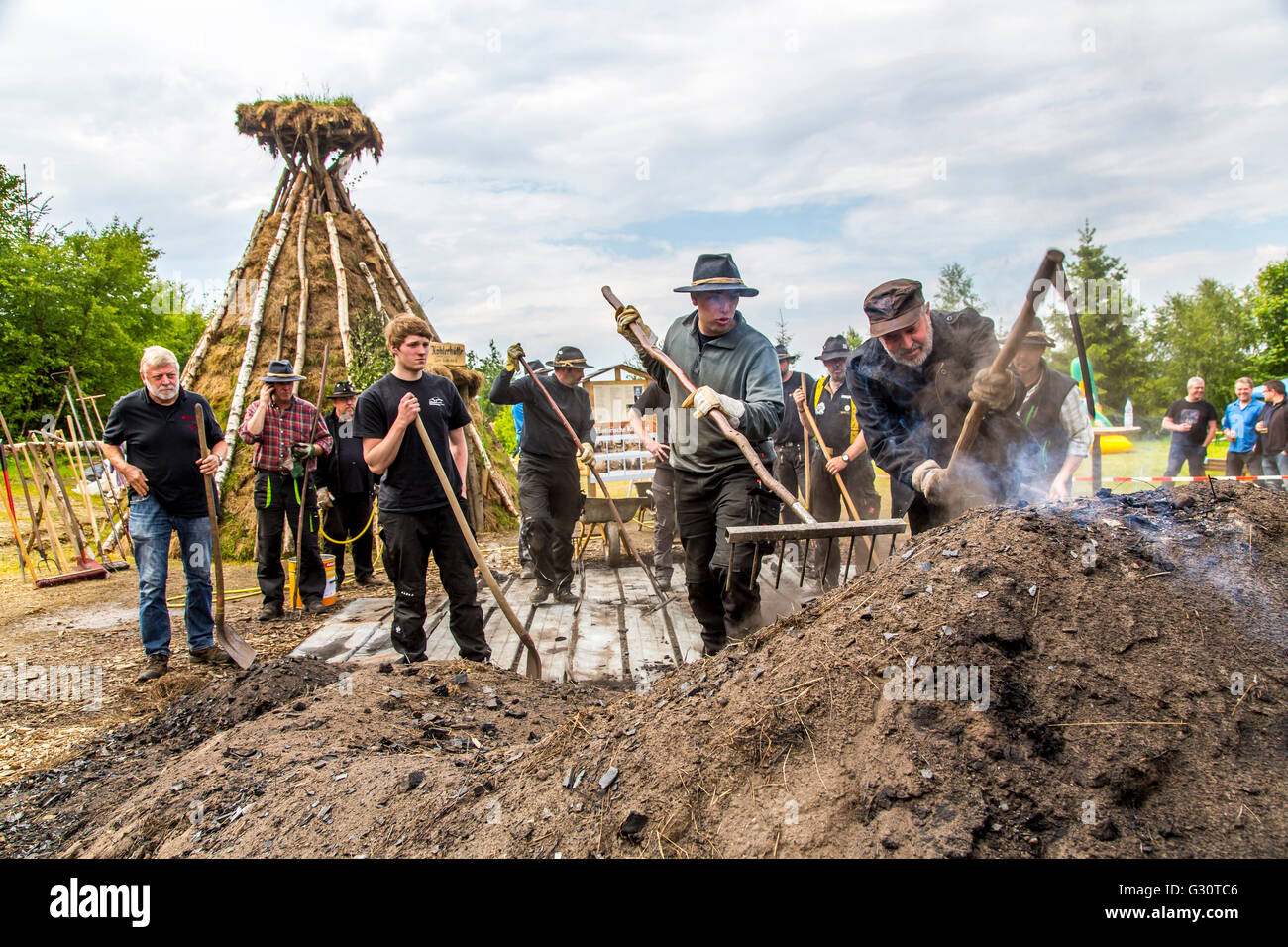 Running, burning, of a traditional charcoal kiln in WinterbergZüschen