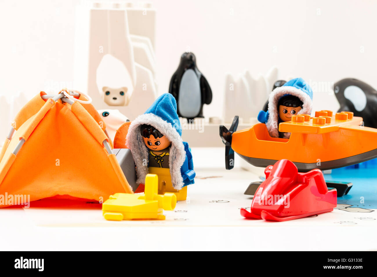 Lego duplo explore Arctic toy playset. Two lego characters, man and woman,  in base camp, with plane, polar bear, icebergs and penguins behind Stock  Photo - Alamy