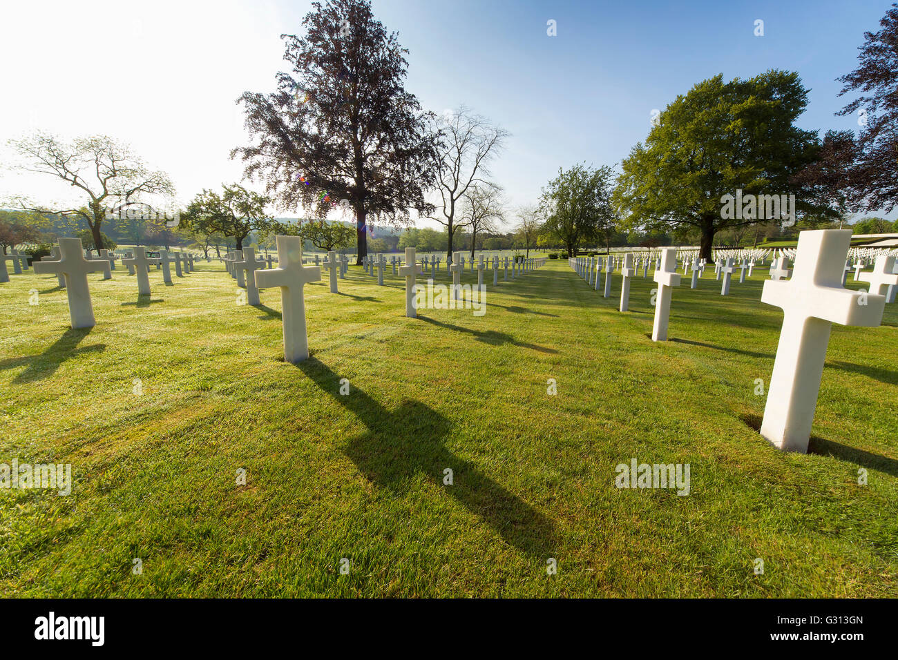 Lines of military headstones hi-res stock photography and images - Alamy