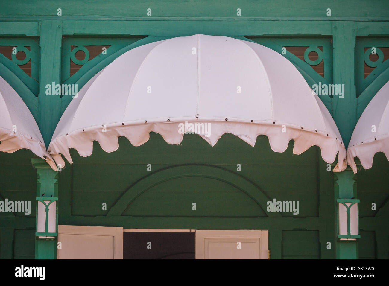 Vintage outdoor: 89 Pratic dome awnings stop time at Kempinski Palace