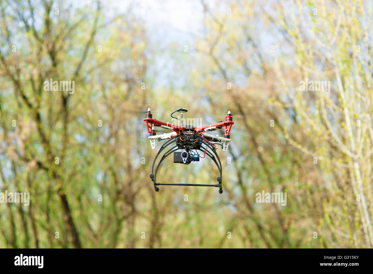 Селфи летчика в вертолете. While fly. Великолепный фрегат галапагосские острова. Люди в самолете. Люди в самолете.