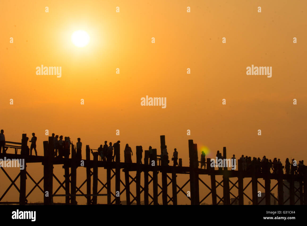 Silhouette fo people walking at U Bein Bridge, Mandalay, Myanmar Stock Photo