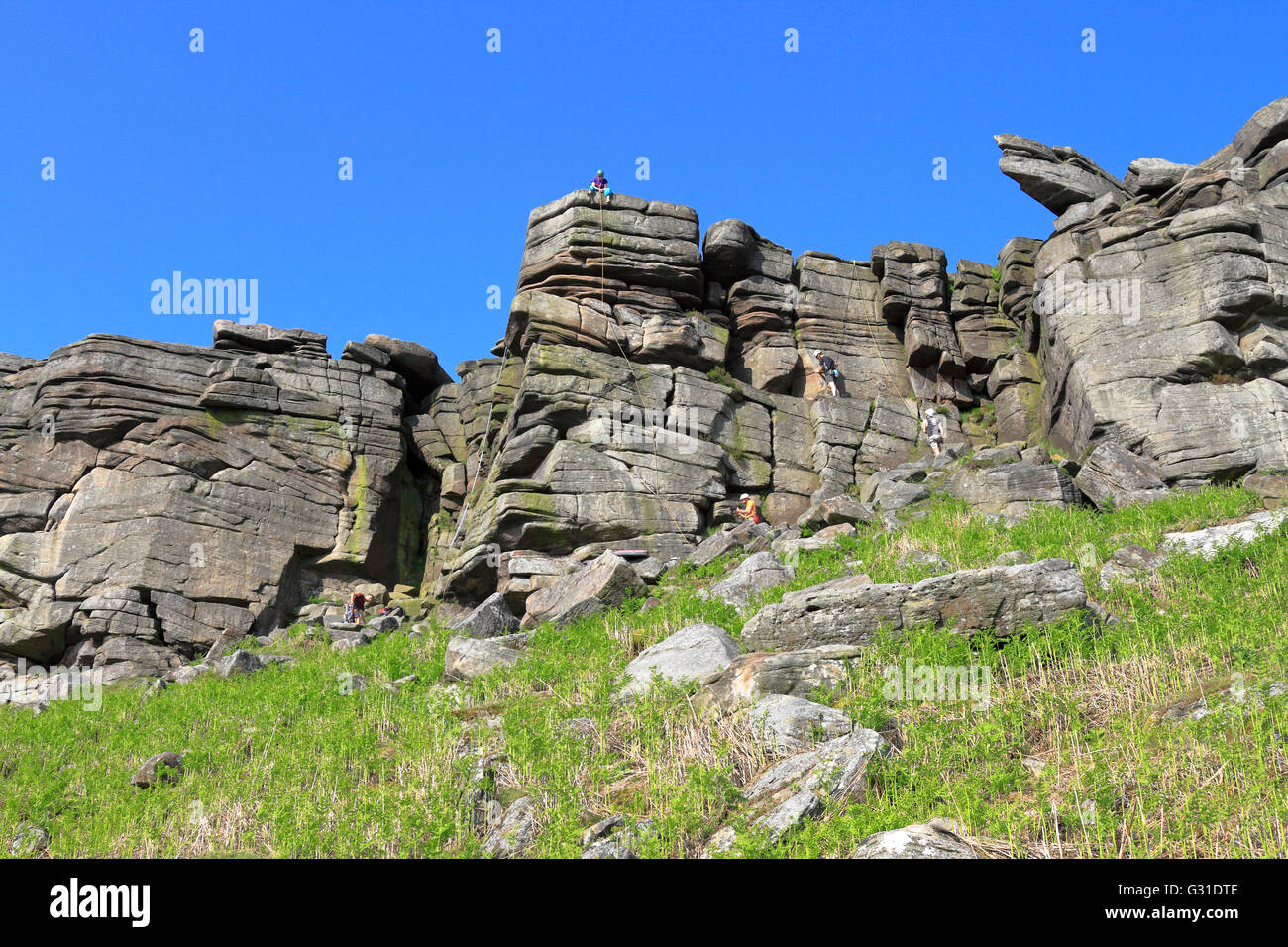 Climbers on Stanage Edge, Hope Valley, Peak District National Park, Derbyshire, England, UK. Stock Photo