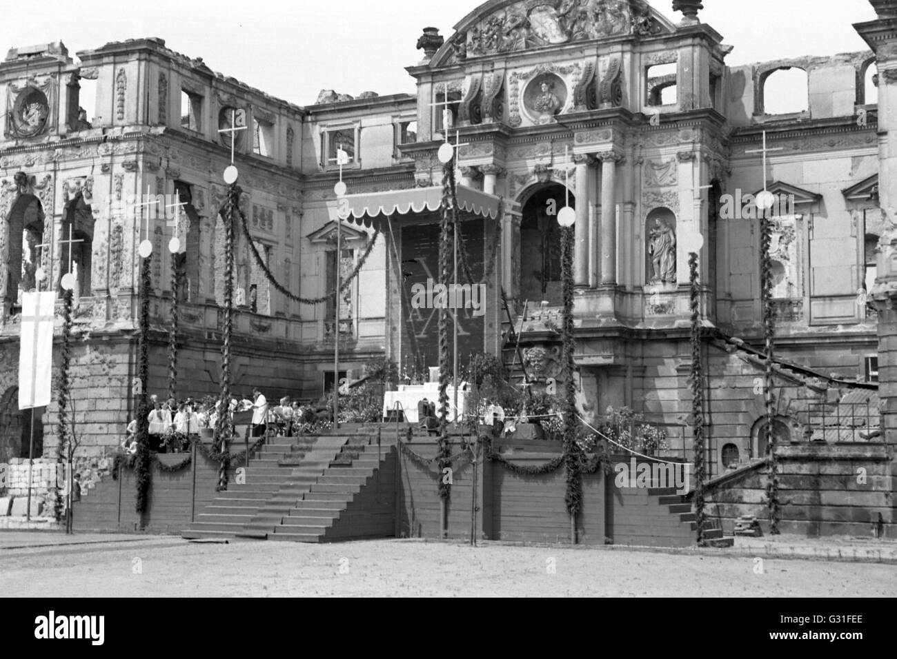 Dresden, DDR, Corpus Christi procession in front of the summer palace in the Great Garden Stock Photo
