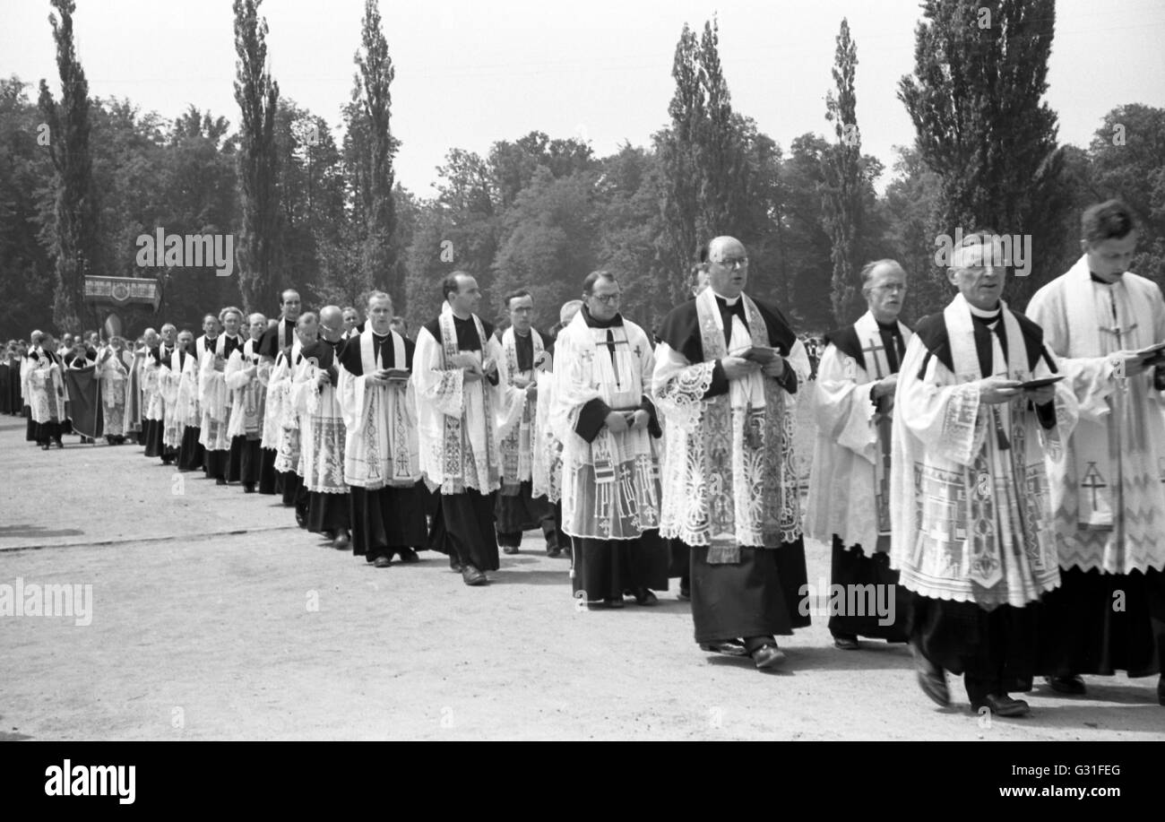 Dresden, DDR, Corpus Christi procession in the large garden Stock Photo
