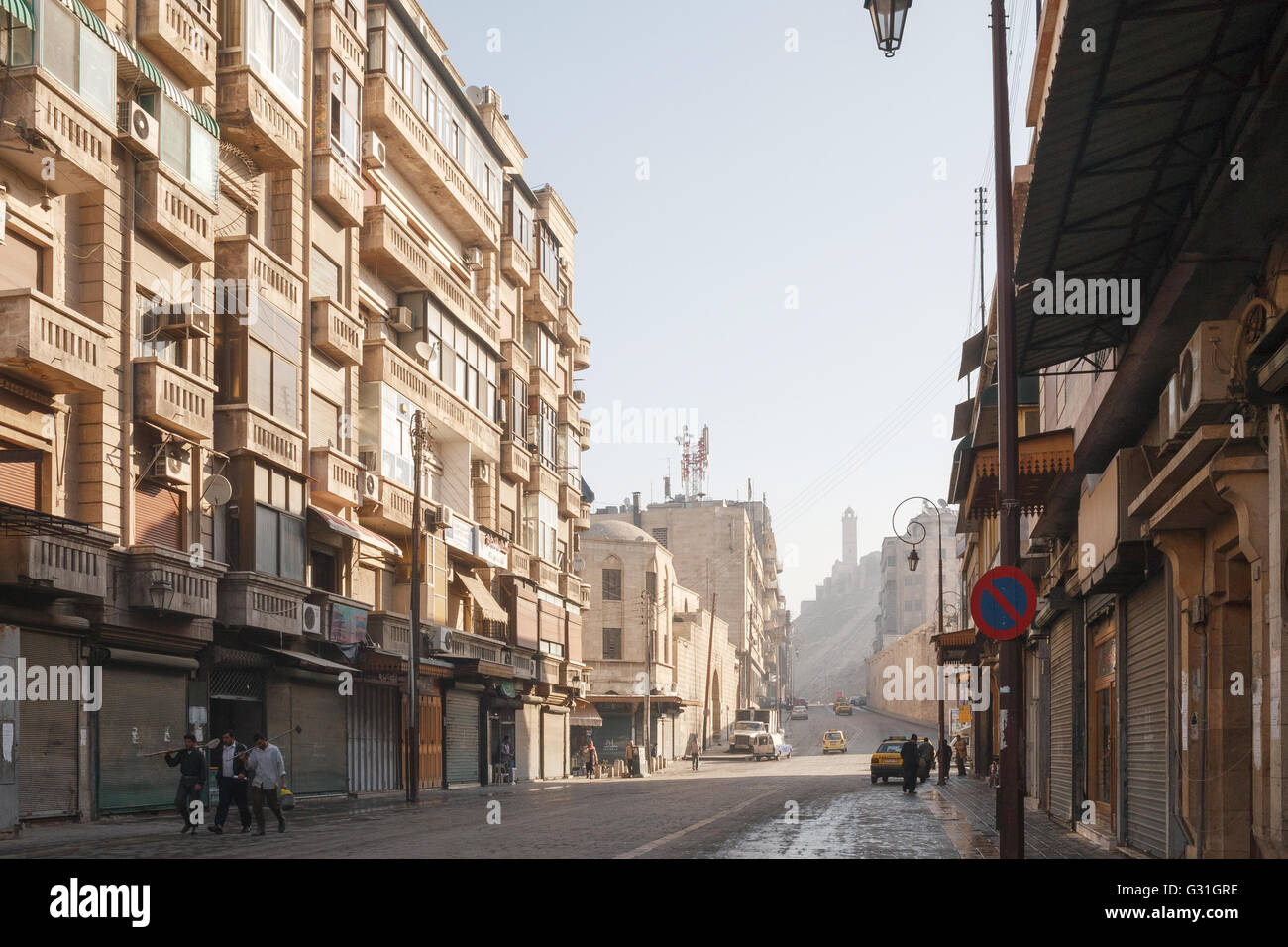 Middle East 1950-1955: Syria View of the city of Aleppo with the citadel  above Date: 1950 Location: Aleppo, Syria Keywords: fortresses, landscapes,  panoramas Stock Photo - Alamy