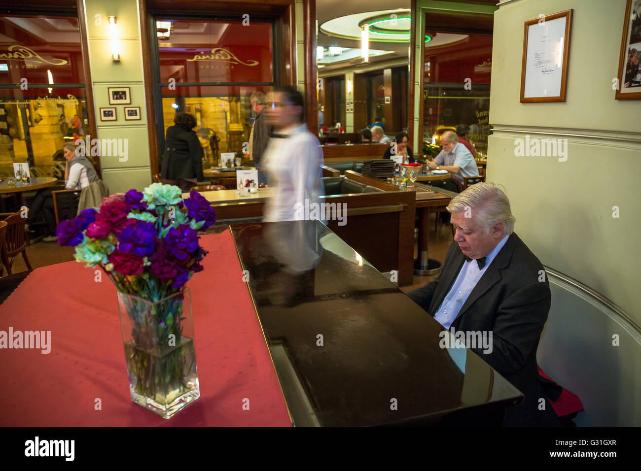 Prague, Czech Republic, piano player in Kuenstlercafe Cafe Slavia Stock Photo