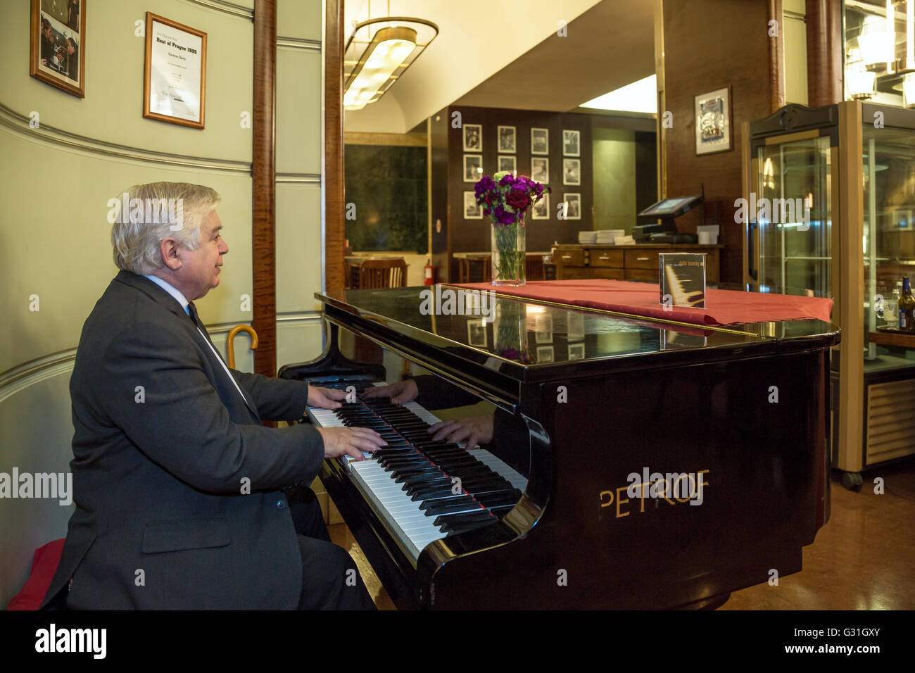 Piano player cafe hi-res stock photography and images - Alamy