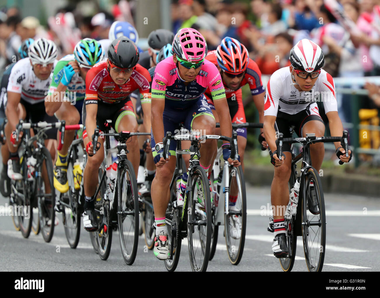 Tokyo, Japan. 5th June, 2016. Japanese cyclists Yukiya Arashiro (C) of LampreMerida and Kohei