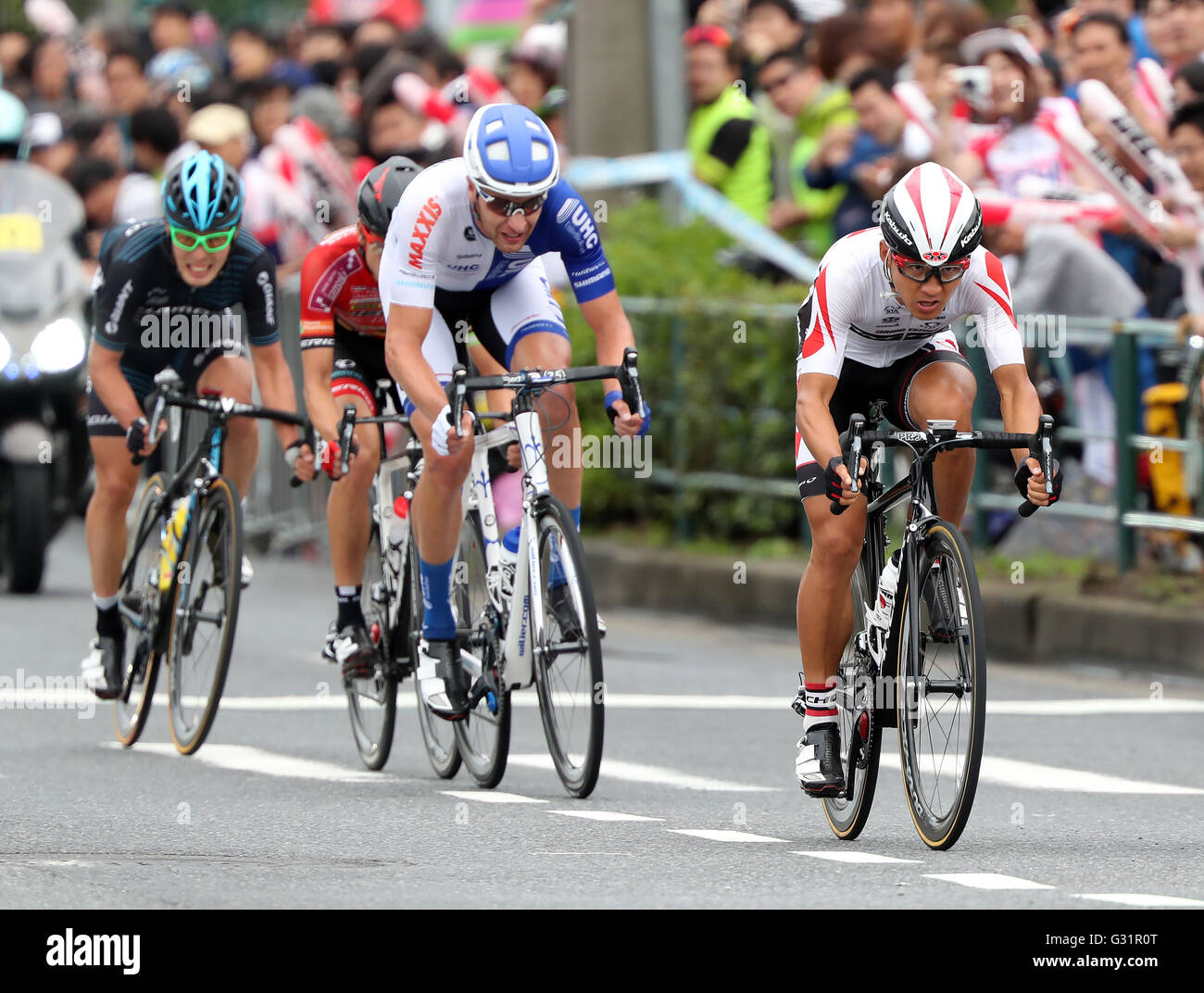 Tokyo, Japan. 5th June, 2016. Japanese cyclist Kohei Uchima (R) of Bridgestone Anchor Cycling