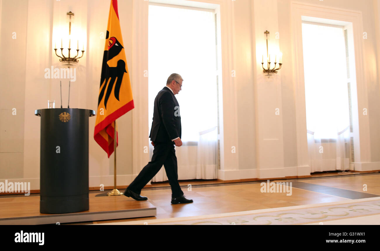 Berlin, Germany. 6th June, 2016. German President Joachim Gauck walks off after giving a statement at Bellevue Palace in Berlin, Germany, 6 June 2016. Gauck is not going to stand for a second term in office as Germany's President. PHOTO: WOLFGANG KUMM/dpa/Alamy Live News Stock Photo