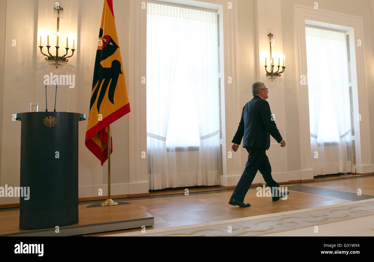 Berlin, Germany. 6th June, 2016. German President Joachim Gauck walks off after giving a statement at Bellevue Palace in Berlin, Germany, 6 June 2016. Gauck is not going to stand for a second term in office as Germany's President. PHOTO: WOLFGANG KUMM/dpa/Alamy Live News Stock Photo