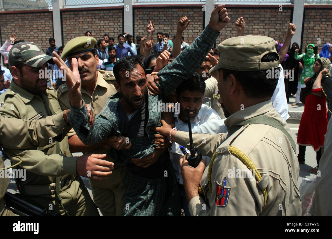 Srinagar, Indian Administered Kashmir:06 june .Indian Police detain Saakshar Bharat Mission (SBM) employees during their protest demonstration in support of their long pending demands including release of their pending salaries, near about 6000 thousand contractual employees were engaged under the scheme  utside Civil Secretariat in Srinagar on Monday Credit: Sofi Suhail/Alamy Live News Stock Photo