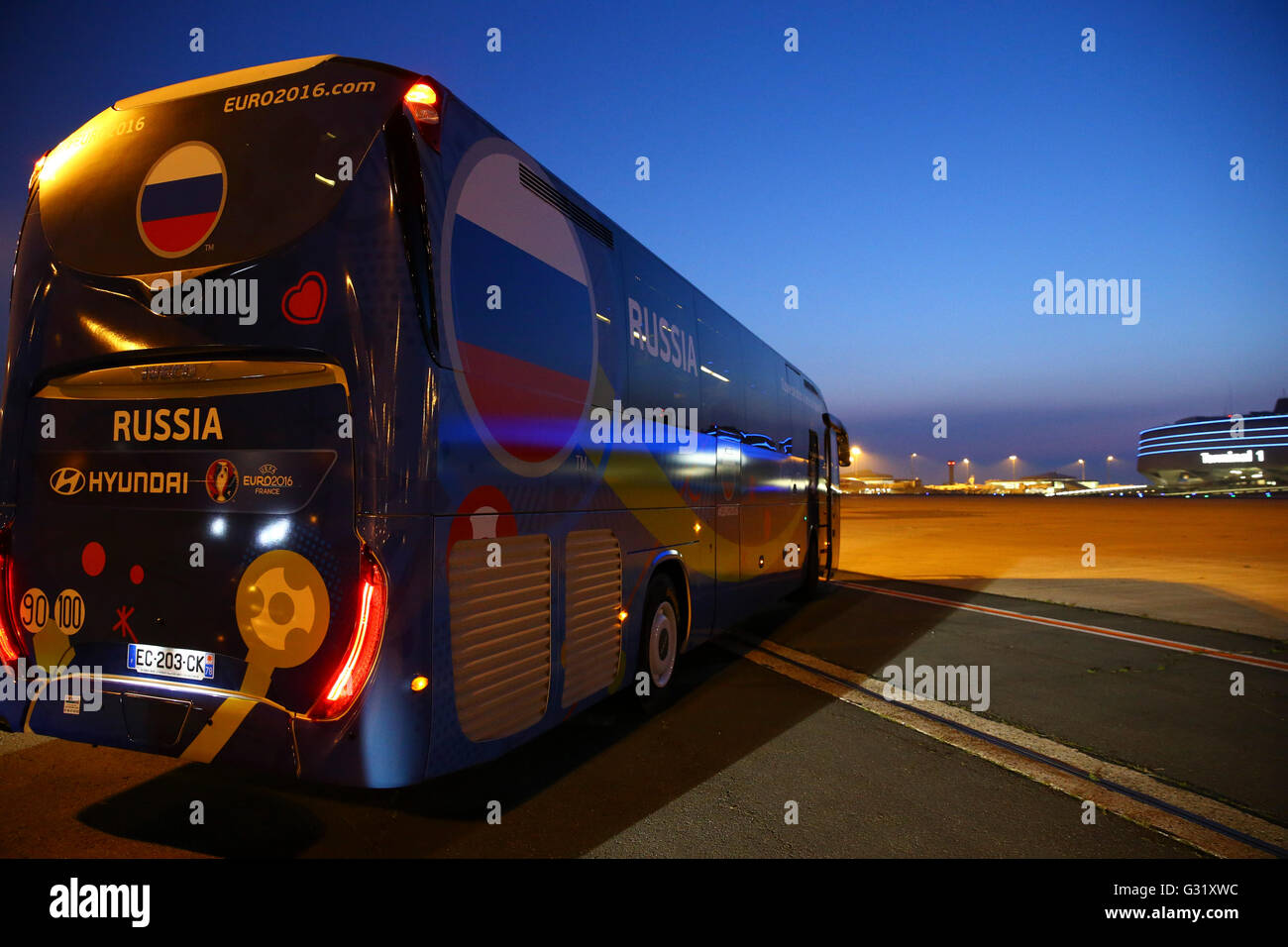 05.06.2016. Charles de Gaulles Airport, Paris, France. The Russian Euro 2016  football team arrives for the Euro tournament. The Hyundai team bus whisks  the team away Stock Photo - Alamy