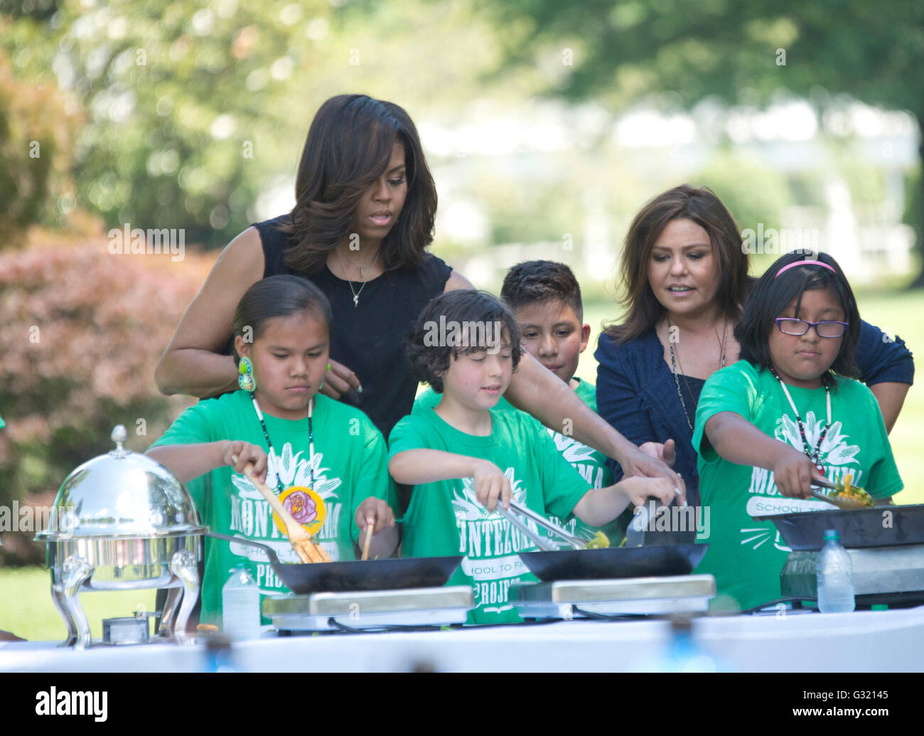Washington DC, USA. 06th June, 2016. First Lady Michelle Obama and celebrity chef, Rachel Ray help students cook vegetables from the White House garden. Credit:  Patsy Lynch/Alamy Live News Stock Photo