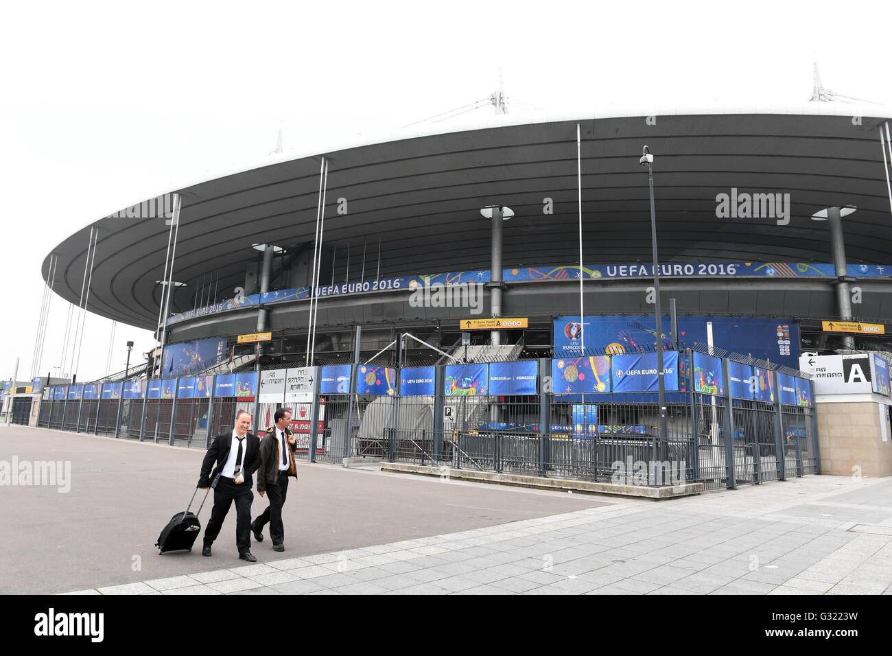 Paris, Paris. 6th June, 2016. Two people walk past the Stade de France Stadium in Saint Denis, north of Paris, June 6, 2016. Credit: Guo Yong/Xinhua/Alamy Live News Stock Photo