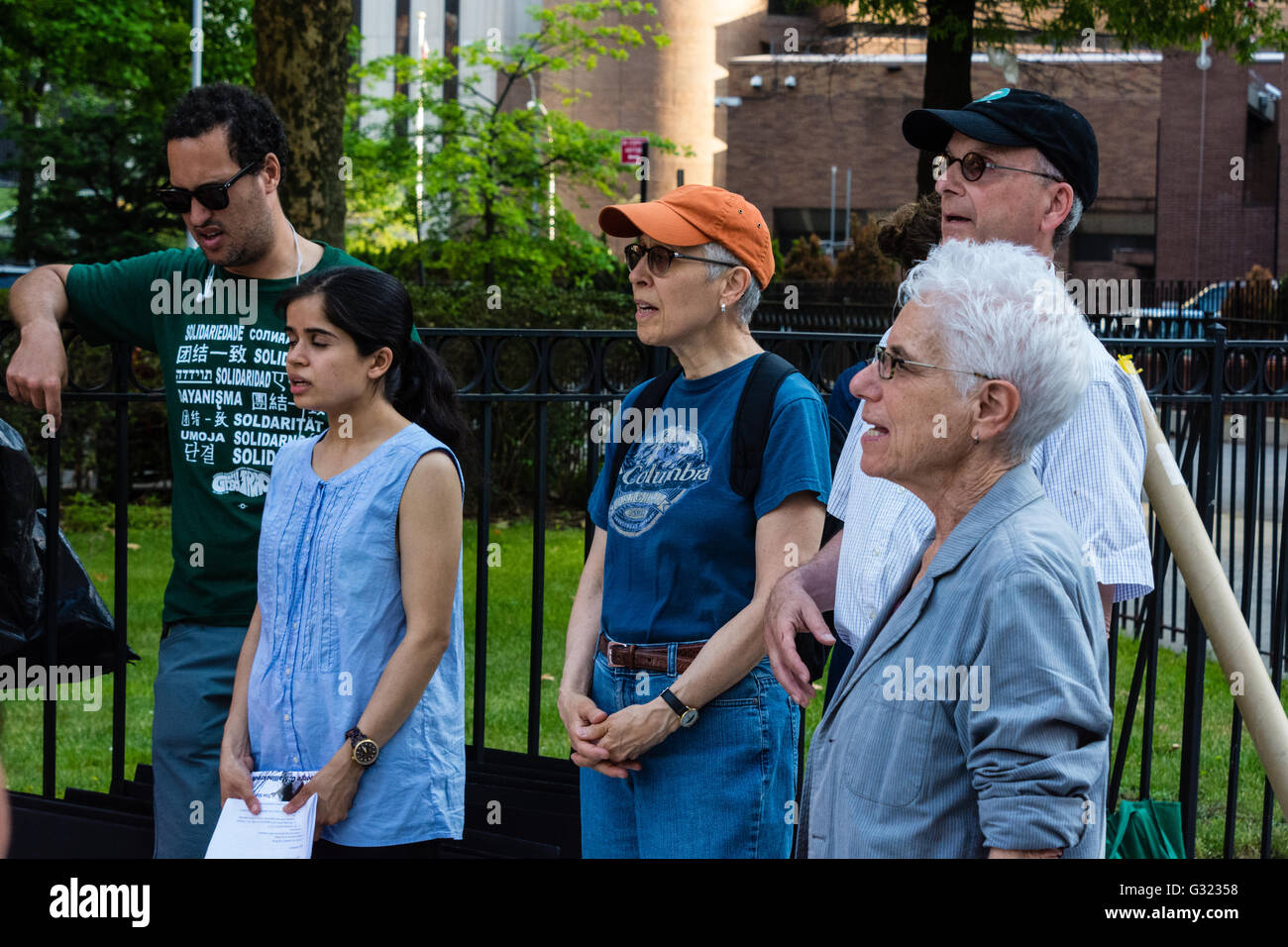 New York, USA. 6th June 2016. Activists sing to inmates accused of terrorism in NYC jail during vigil. Prison rights advocates of the No Separate Justice campaign held a vigil at New York's Metropolitan Correctional Center charging human rights violations and abusive treatment of terror suspects held in such facilities. Credit:  M. Stan Reaves/Alamy Live News Stock Photo