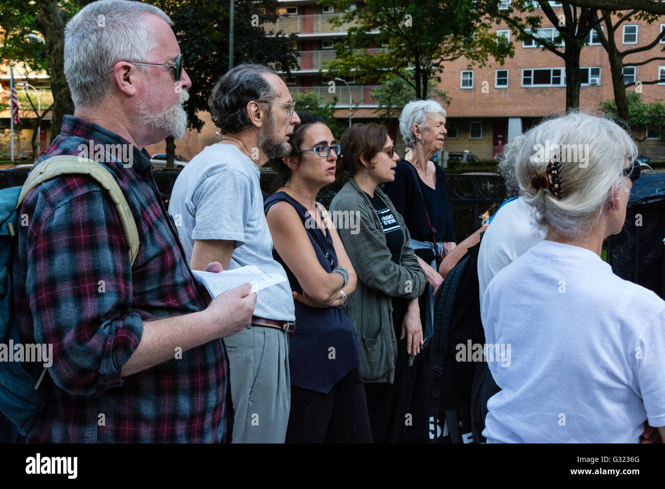 New York, USA. 6th June 2016. Activists sing to inmates accused of terrorism in NYC jail during vigil. Prison rights advocates of the No Separate Justice campaign held a vigil at New York's Metropolitan Correctional Center charging human rights violations and abusive treatment of terror suspects held in such facilities. Credit:  M. Stan Reaves/Alamy Live News Stock Photo
