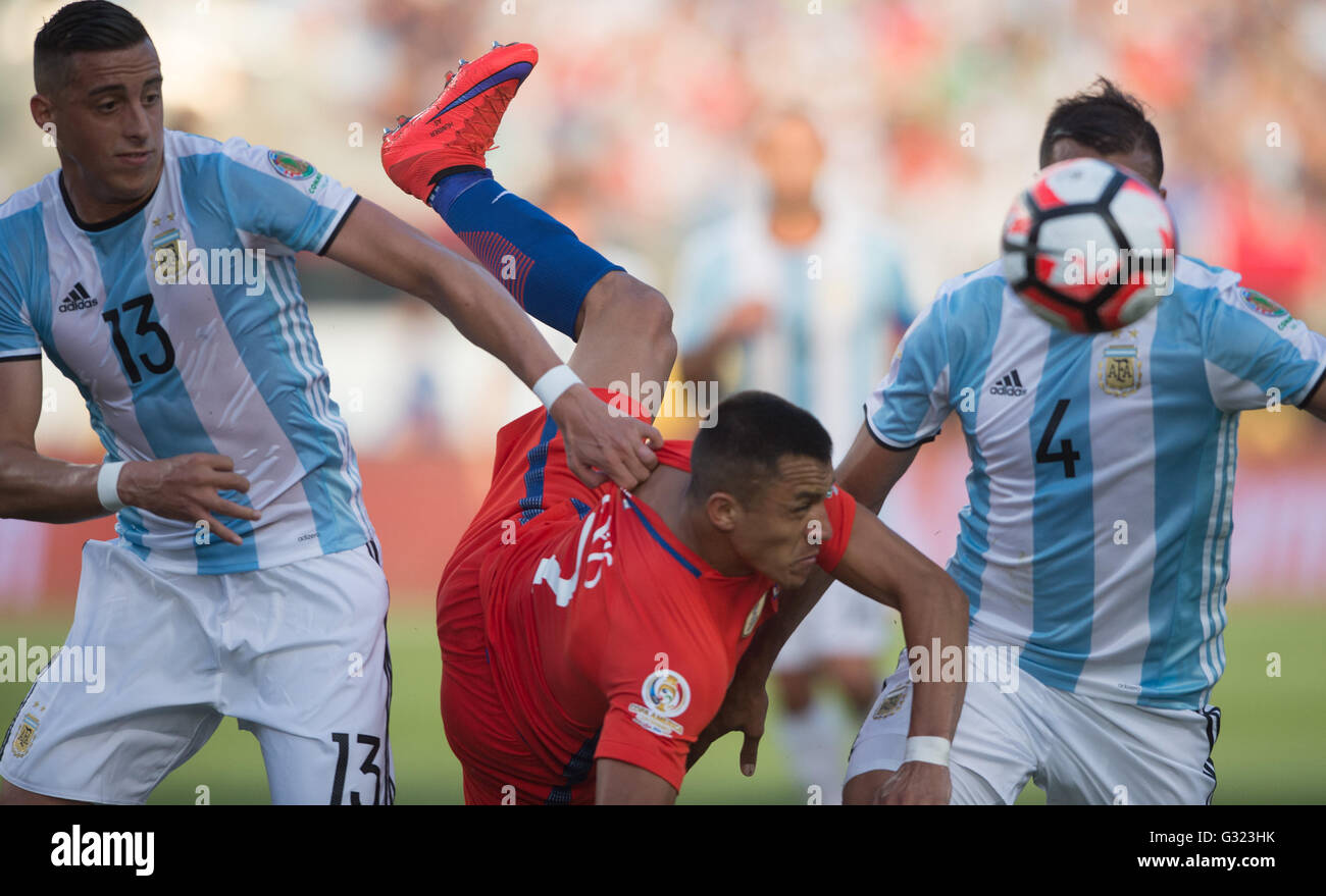 Santa Clara, USA. 6th June, 2016. Chile's Alexis Sanchez (C) vies for the ball during the Copa America Centenario Group D match between Argentina and Chile at the Levi's Stadium in Santa Clara, California, the United States, June 6, 2016. Argentina won by 2-1. Credit:  Yang Lei/Xinhua/Alamy Live News Stock Photo
