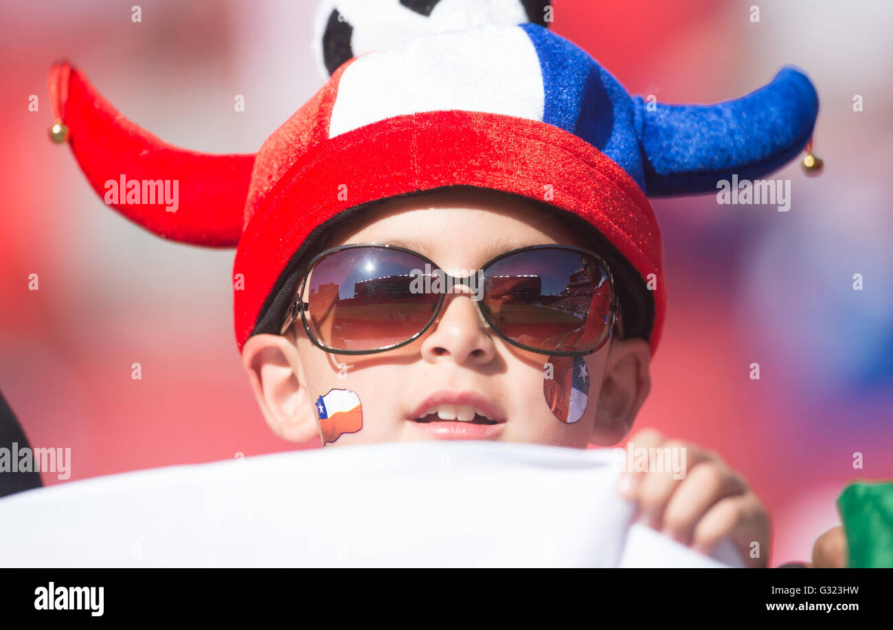 Santa Clara, USA. 6th June, 2016. A boy waits for the start of the Copa America Centenario Group D match between Argentina and Chile at the Levi's Stadium in Santa Clara, California, the United States, June 6, 2016. Credit:  Yang Lei/Xinhua/Alamy Live News Stock Photo