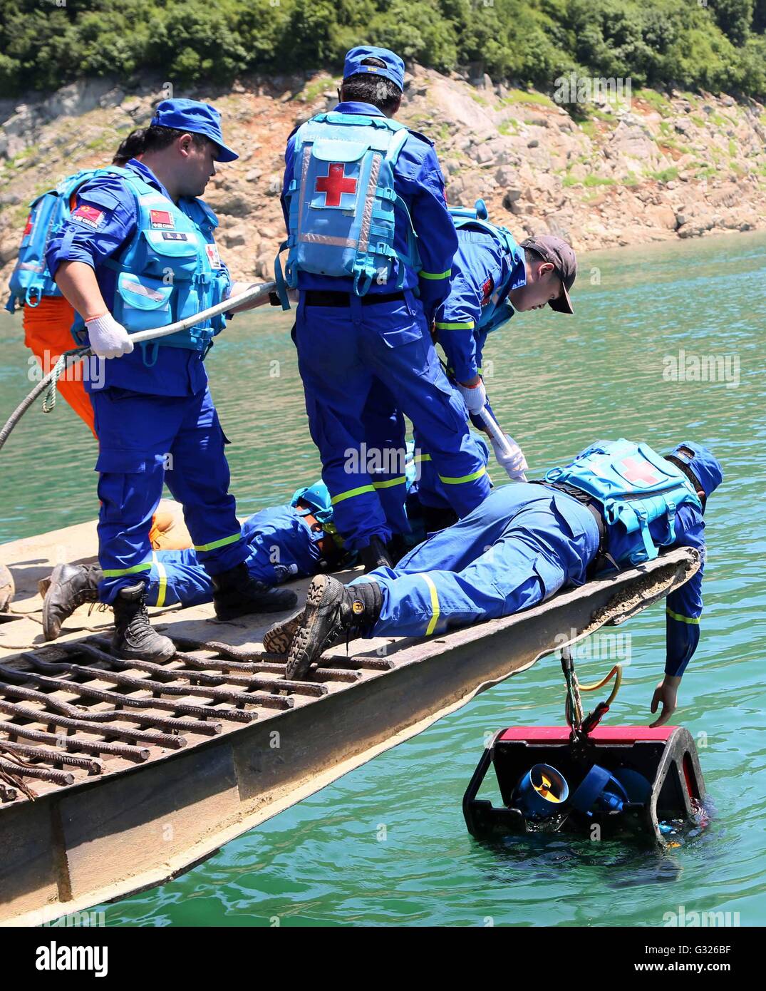 (160607) -- GUANGYUAN, June 7, 2016 (Xinhua) -- Rescuers put an ...